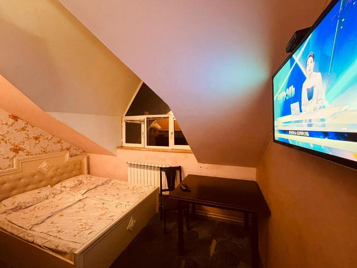 Crystal Villa Hotel 예레반 외부 사진